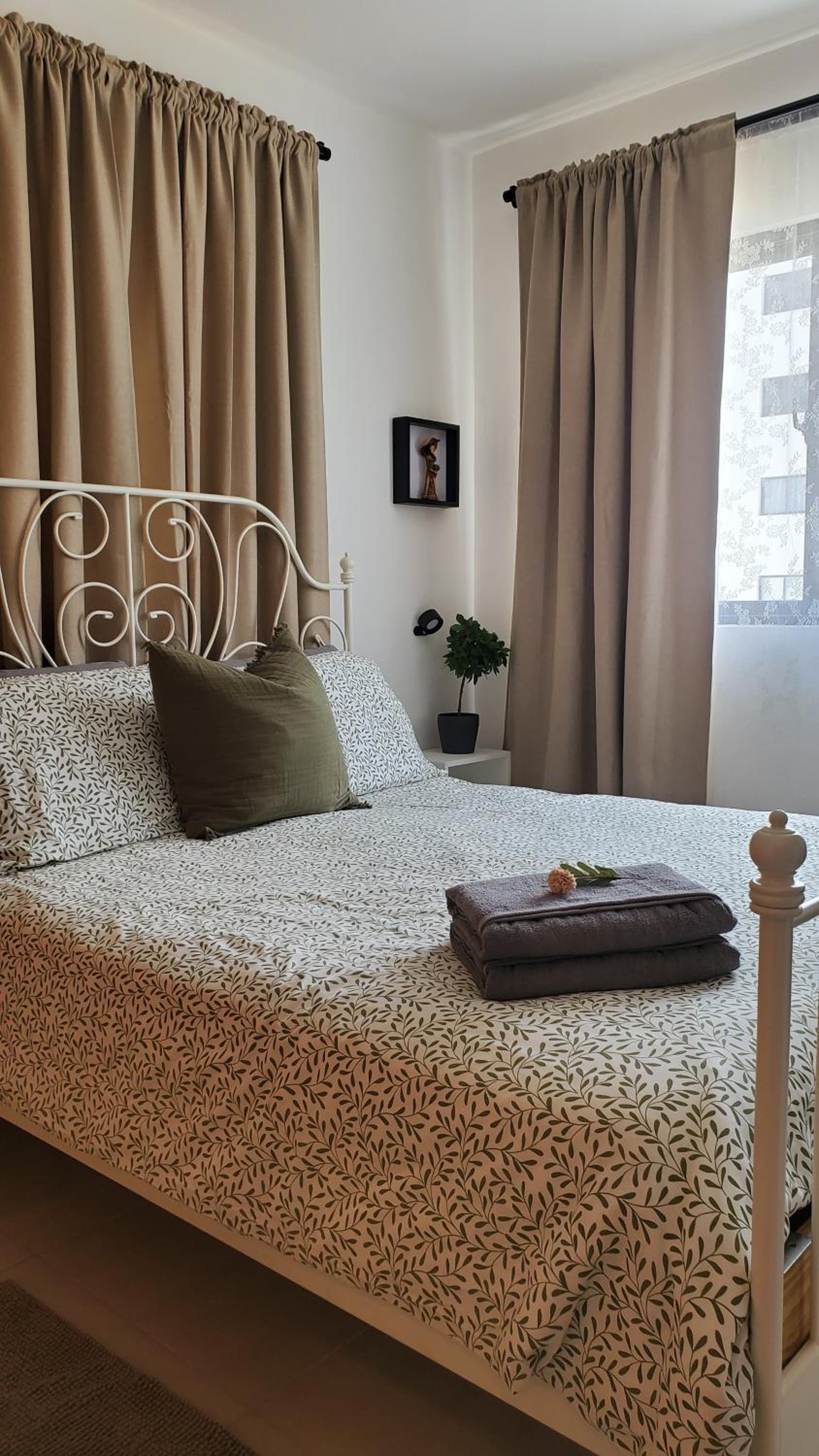 King Bed with AC, Wifi and Gym, No Blackouts, Garden Towers I, Santiago RD