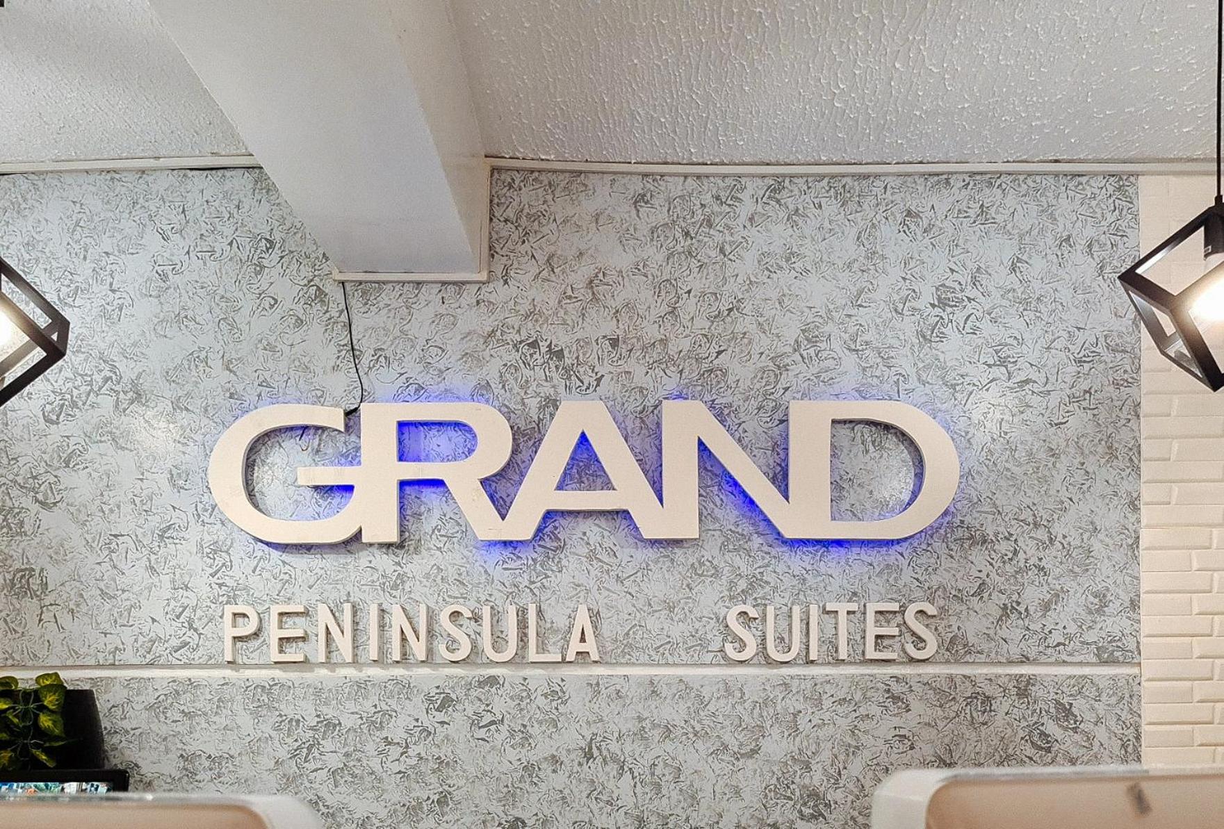 RedDoorz Premium at THE GRAND PENINSULA SUITES