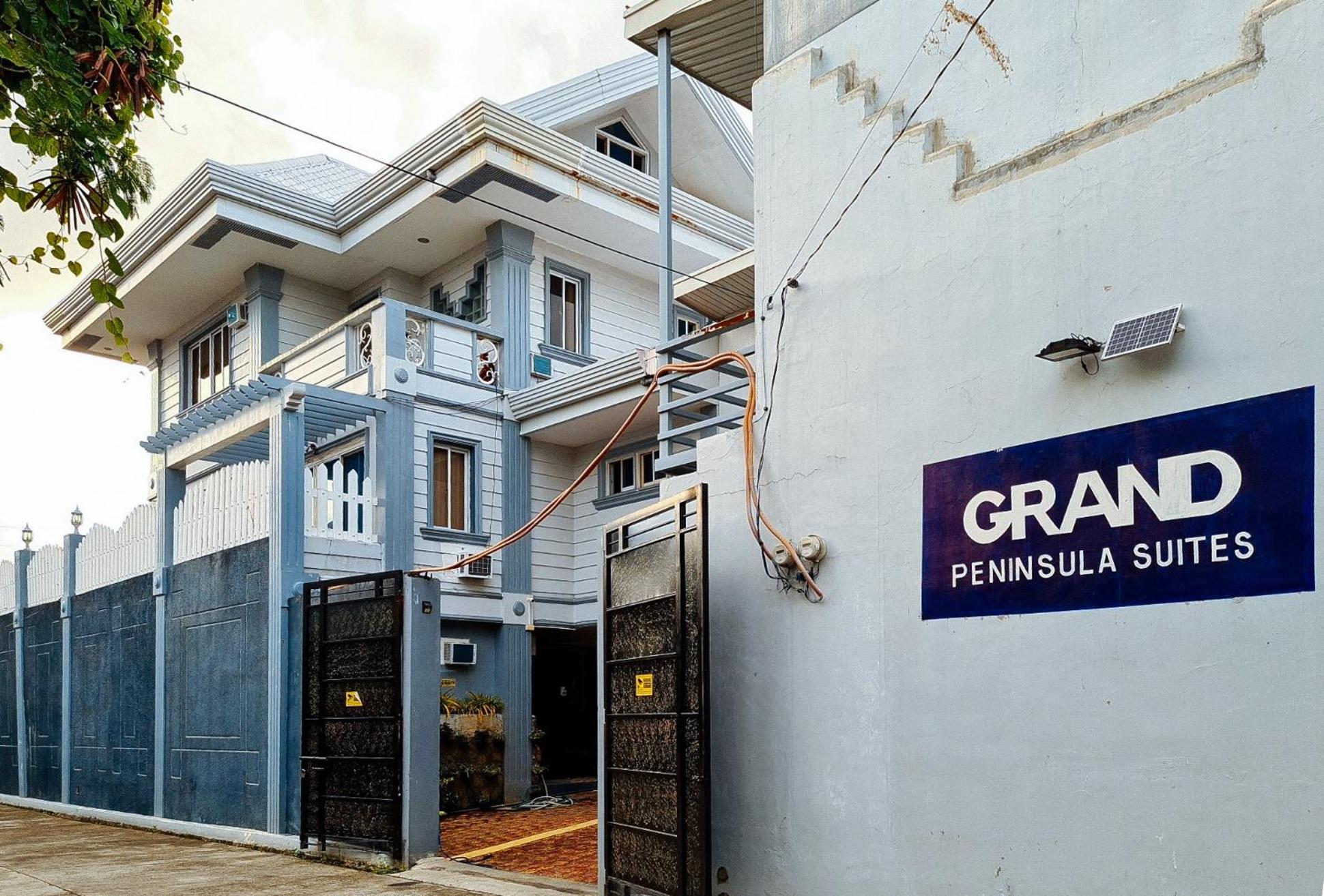 RedDoorz Premium at THE GRAND PENINSULA SUITES