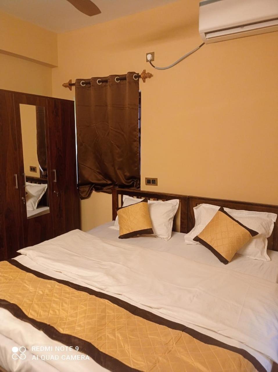 Walkable to beach 2bhk apartment with pool candolim beach