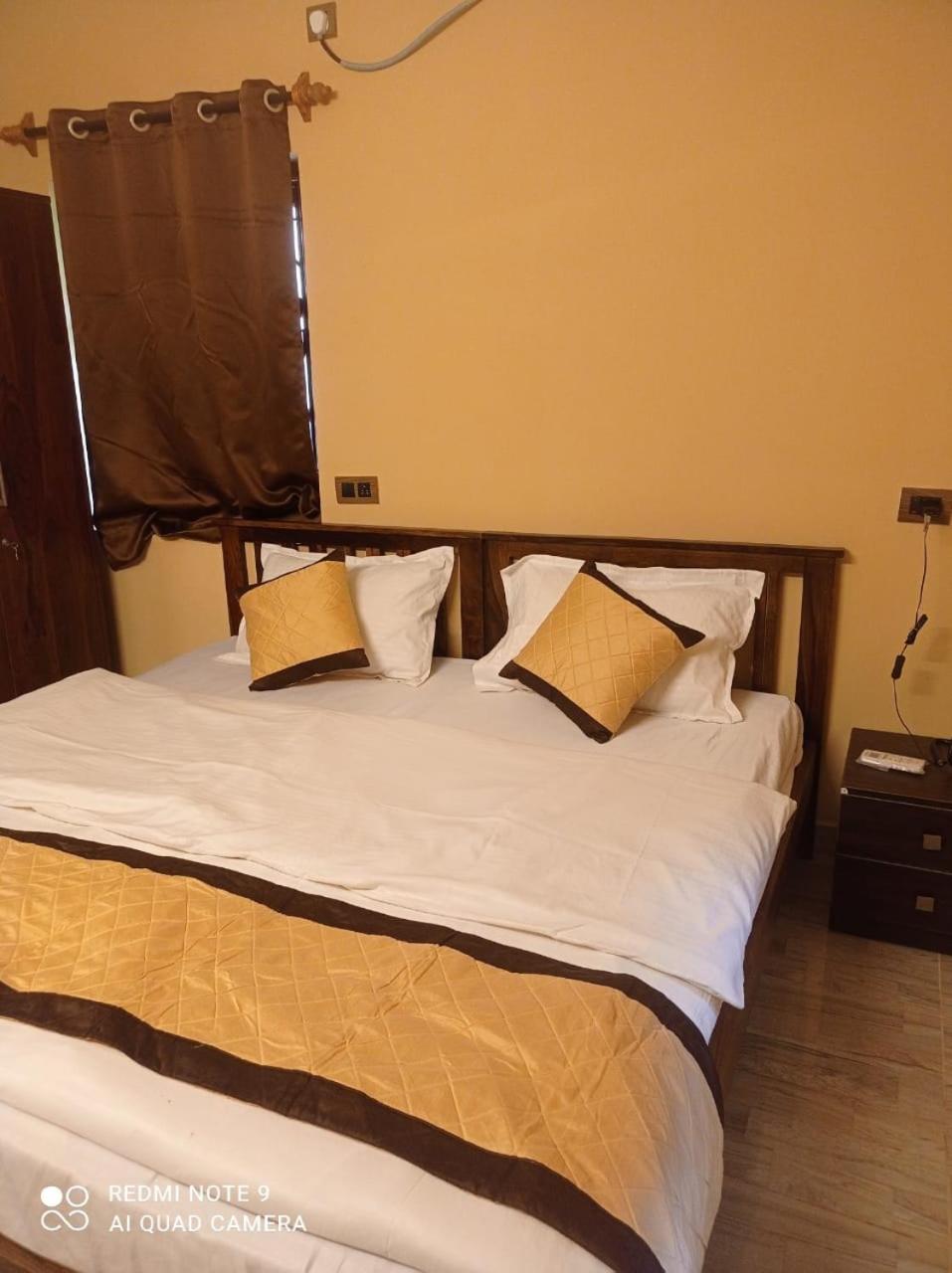 Walkable to beach 2bhk apartment with pool candolim beach