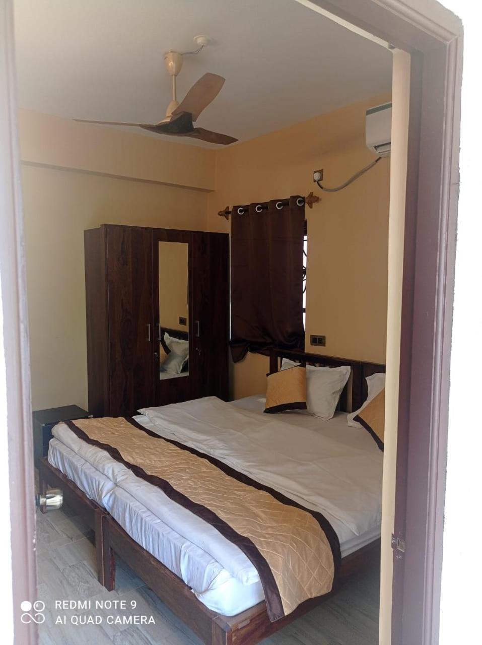 Walkable to beach 2bhk apartment with pool candolim beach