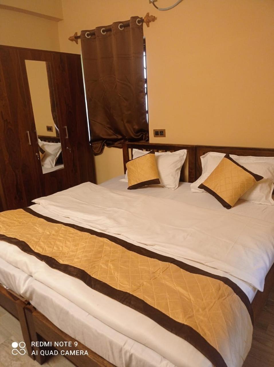 Walkable to beach 2bhk apartment with pool candolim beach