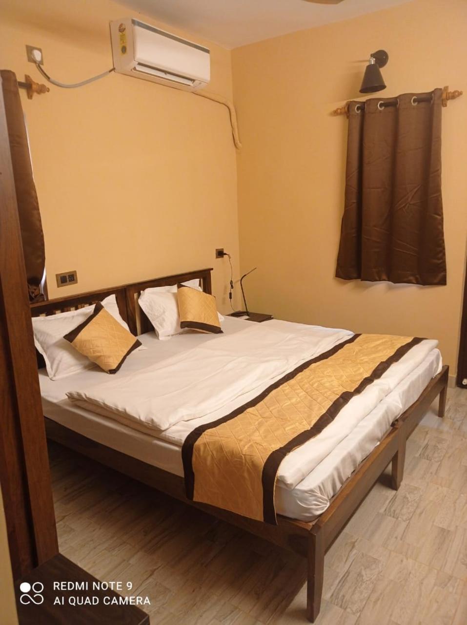 Walkable to beach 2bhk apartment with pool candolim beach