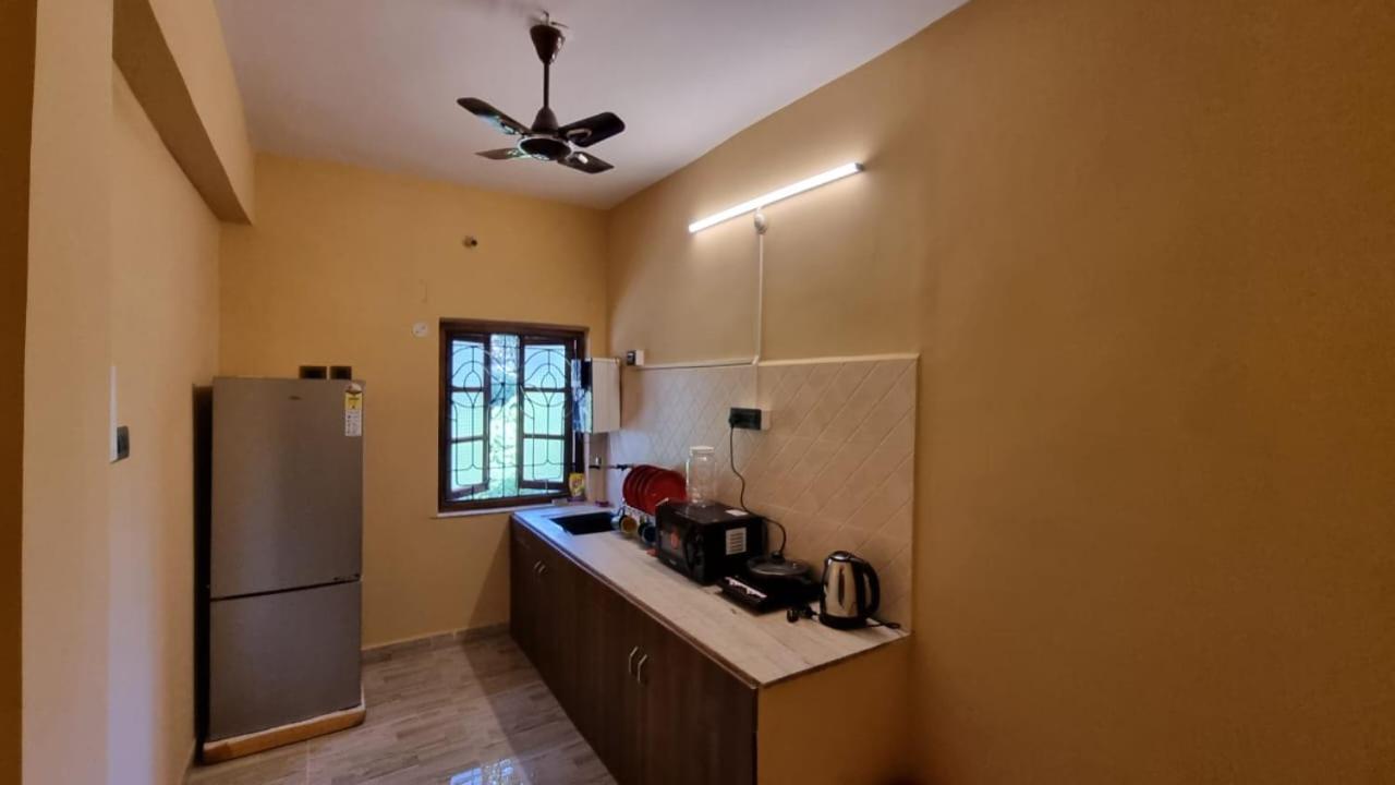 Walkable to beach 2bhk apartment with pool candolim beach