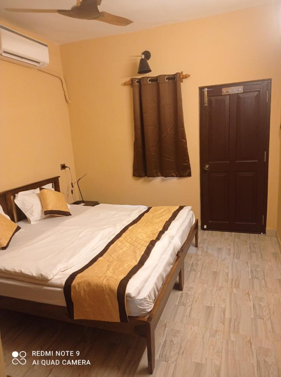 Walkable to beach 2bhk apartment with pool candolim beach