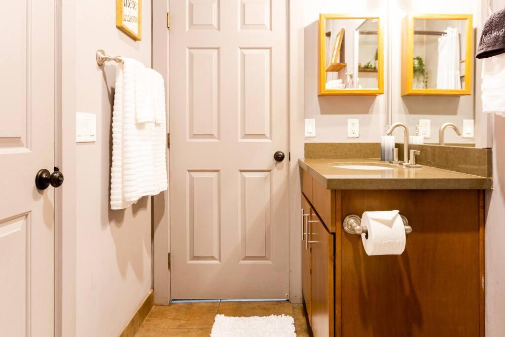 Happy Cactus Walkable 2BR by UofA and Parking view 2