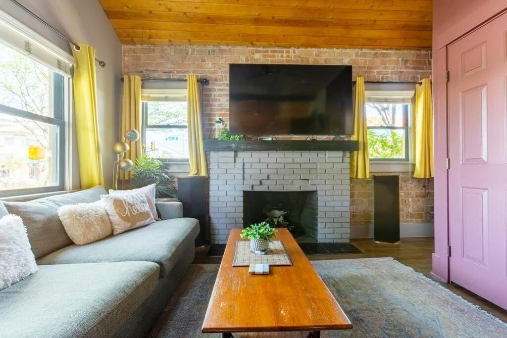 Happy Cactus Walkable 2BR by UofA and Parking view 4