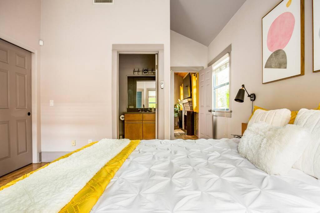 Happy Cactus Walkable 2BR by UofA and Parking view 5