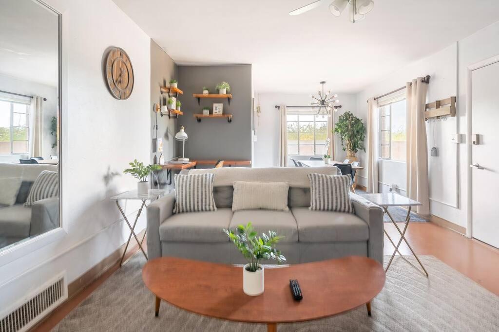 Bright & Airy Near UofA, 2 Min to Banner view 2