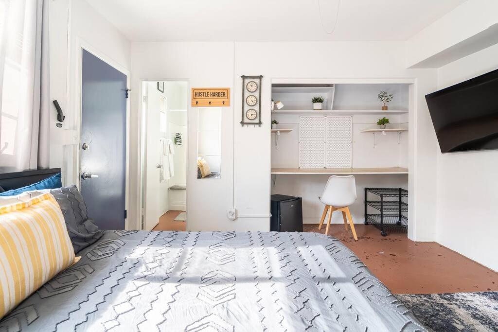 Bright & Airy Near UofA, 2 Min to Banner view 3