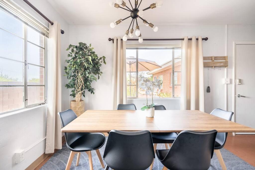 Bright & Airy Near UofA, 2 Min to Banner view 4