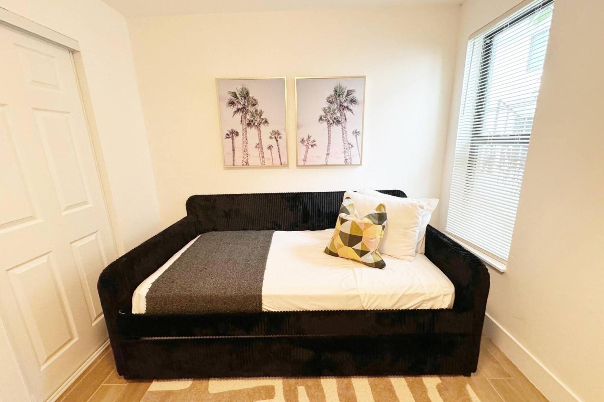 Urban Elegance: Trendy Modern Apartment in Wynwood