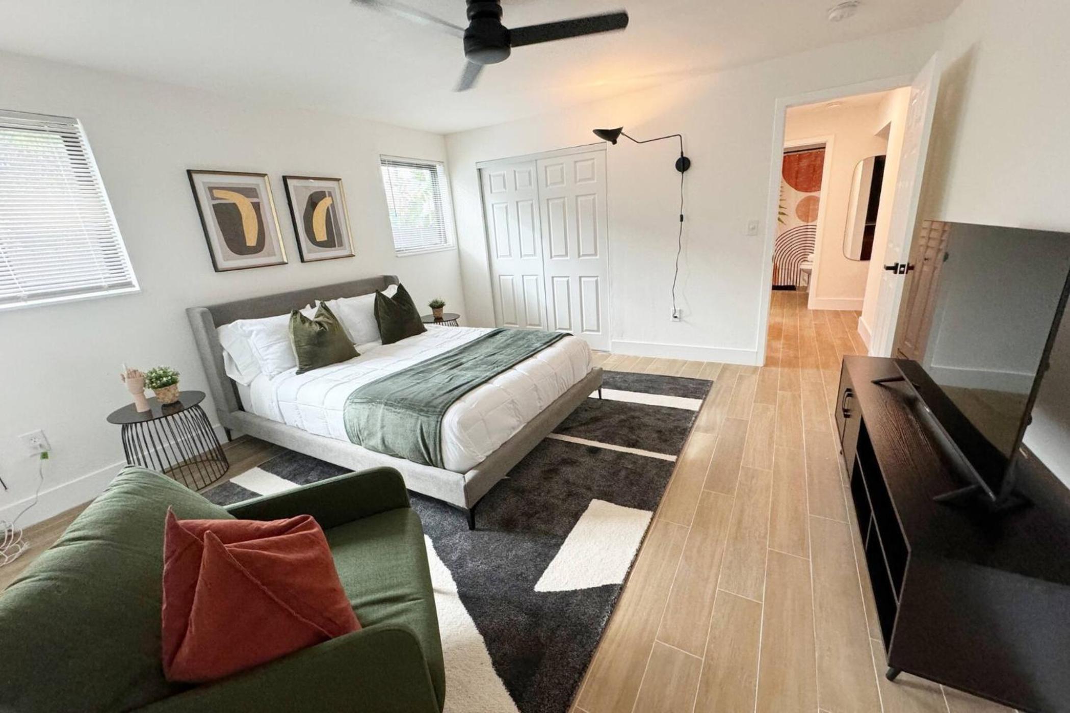Urban Elegance: Trendy Modern Apartment in Wynwood