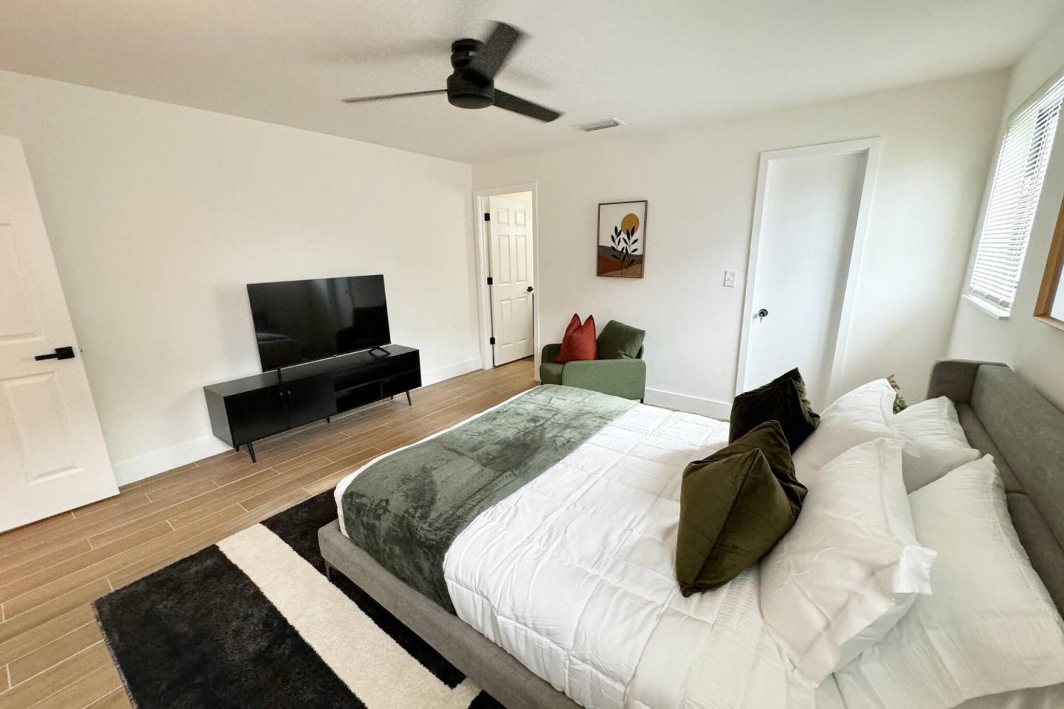 Urban Elegance: Trendy Modern Apartment in Wynwood