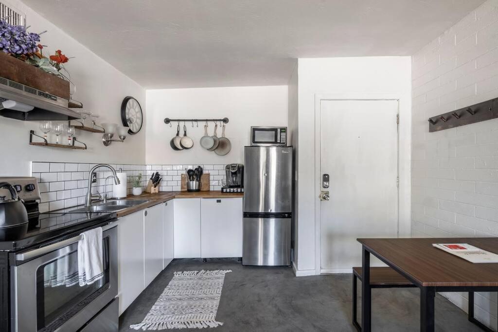 2BR 6 Min to UofA BBQ, Sunshine & Cozy Vibes! view 4