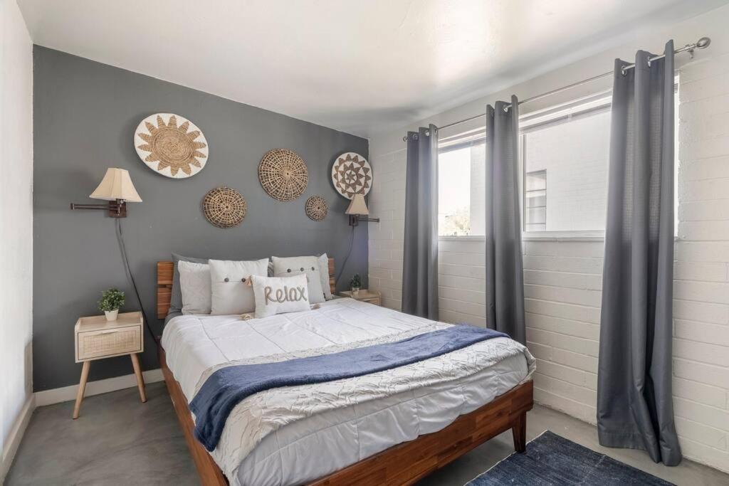 2BR 6 Min to UofA BBQ, Sunshine & Cozy Vibes! view 5