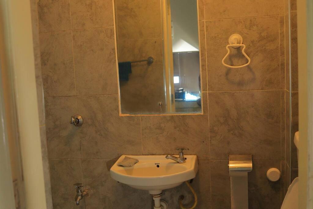 Convenient Cozy Spot Near Airport view 3