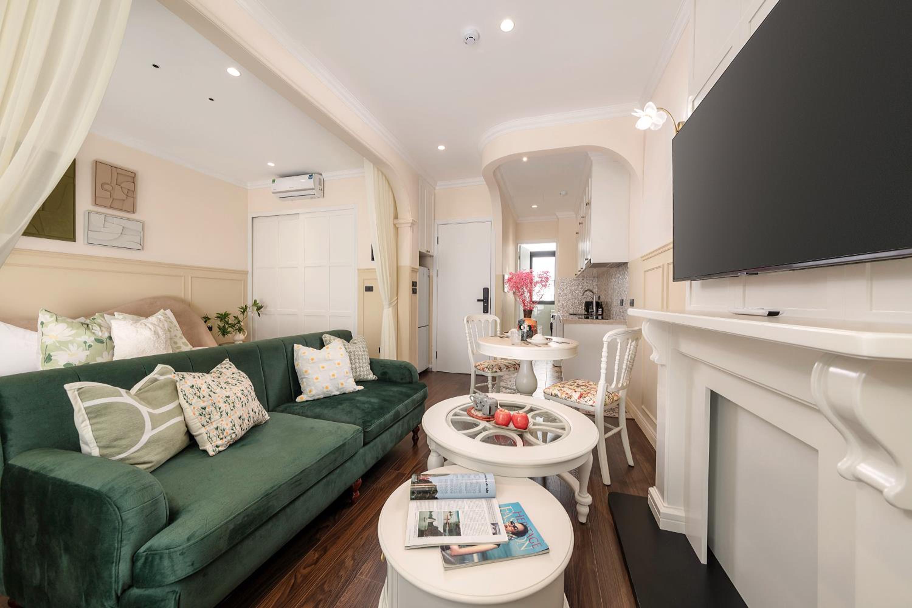 High Ser-Apt -Warmly & Spacious- Peaceful- Bathtub- Greenview- Nearly bus stop- 30mins by car to HanoiOldQuater - Vinhomes OceanPark