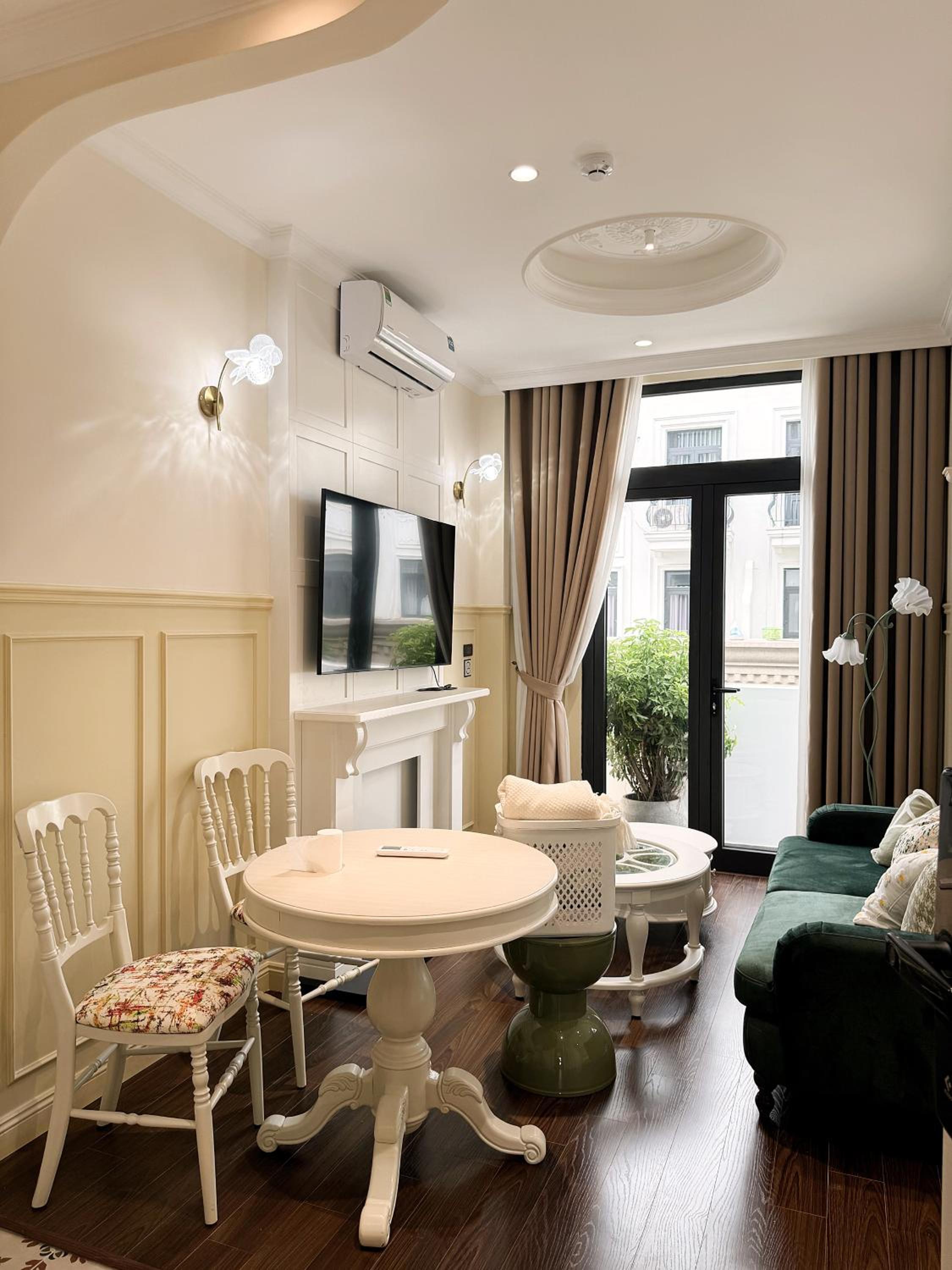 High Ser-Apt -Warmly & Spacious- Peaceful- Bathtub- Greenview- Nearly bus stop- 30mins by car to HanoiOldQuater - Vinhomes OceanPark