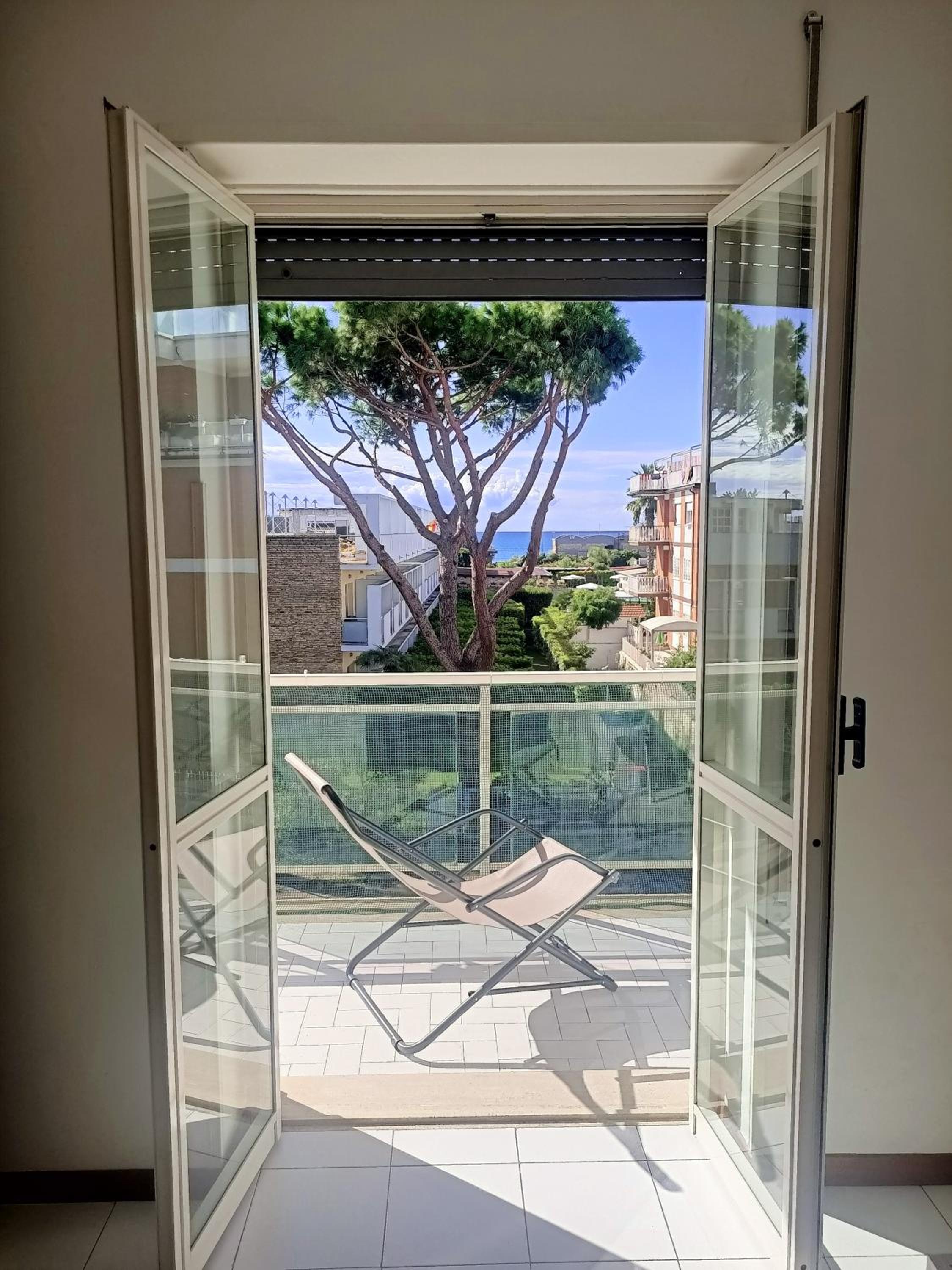 Sea view apartment 3 minutes walk to the beach view 2