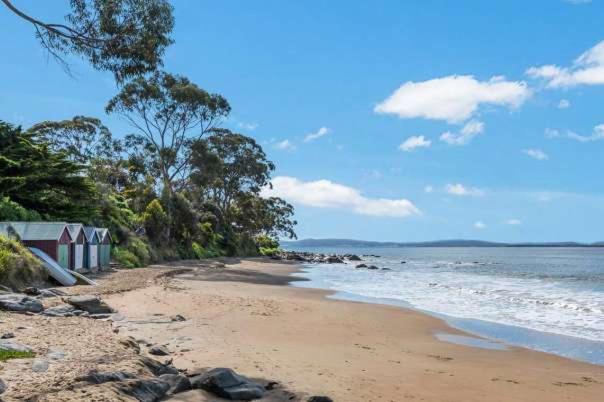 Treetops-Large Home 9km to CBD Sleeps 10