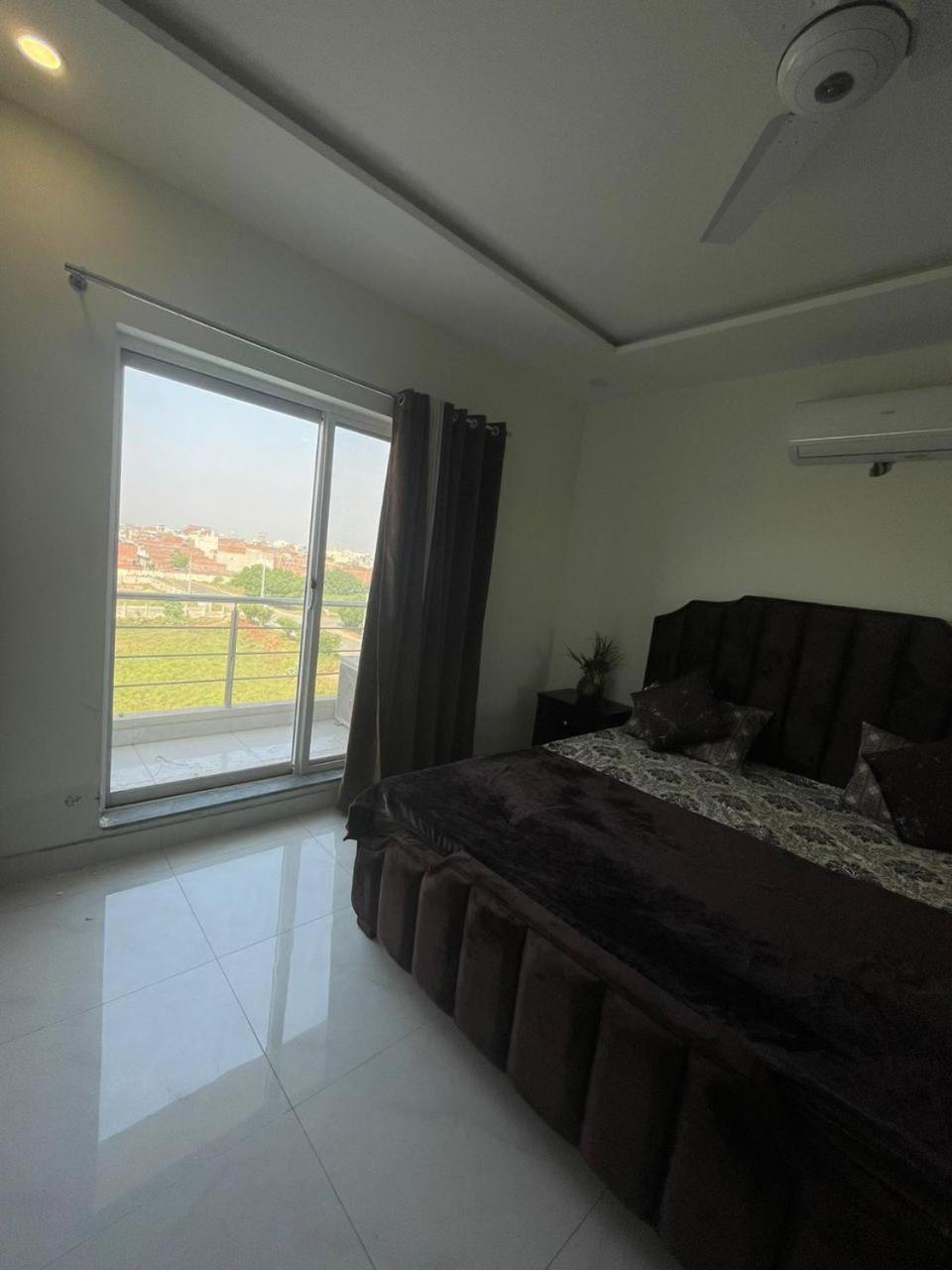 1 Bed Luxury Apartment with pool gym and cinema view 3
