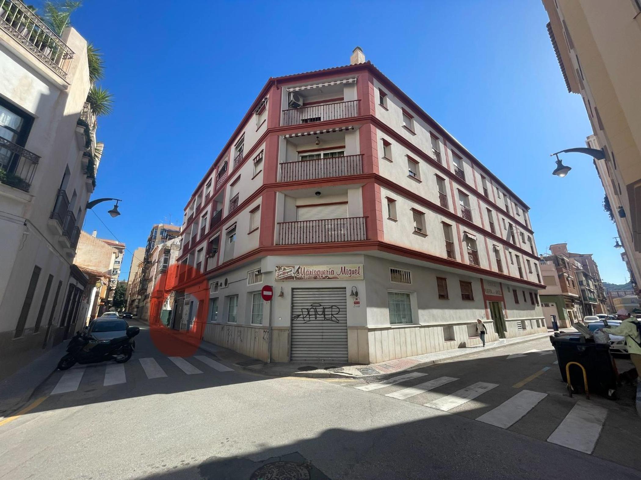 Maravilloso apartamento céntrico de 70m2, jardín propio 40m2 con piscina para niños y parking opcional