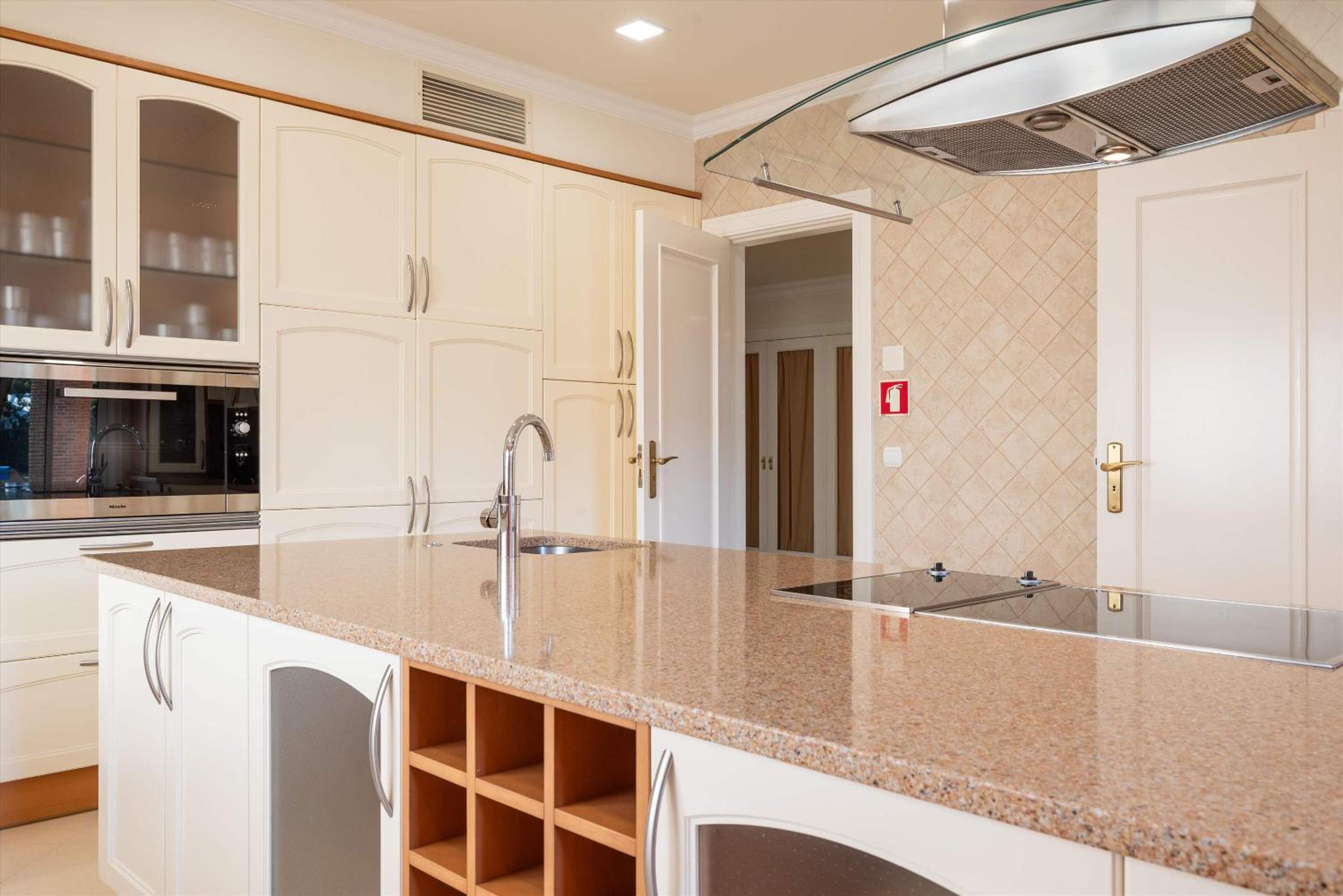 Villa Pinhal Luxa - Heated pool, Sauna, Steamroom, Gym, Pool table - Stunning villa on golf Pinhal Velho, view 3