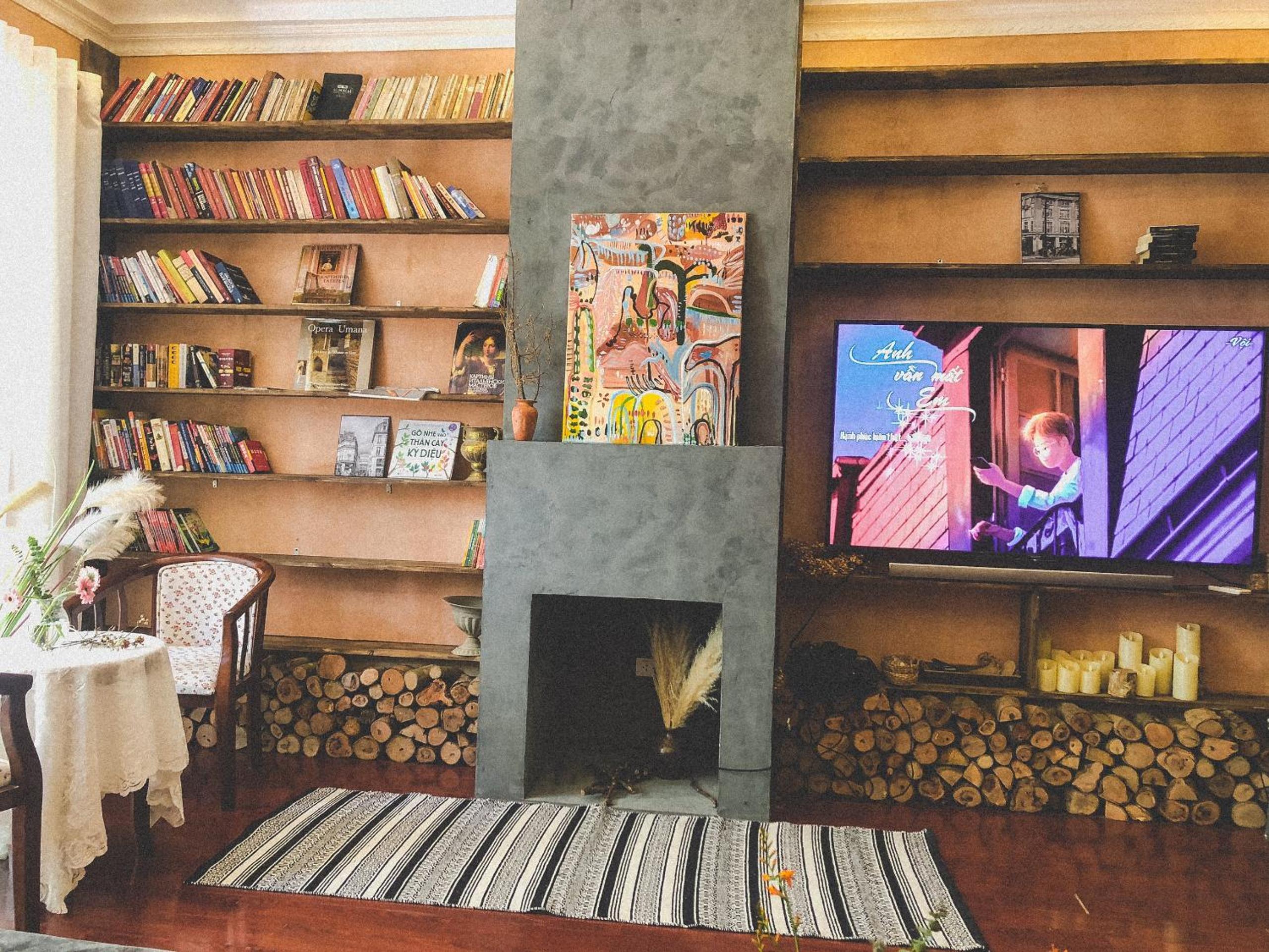Happy house, Free public n u d e