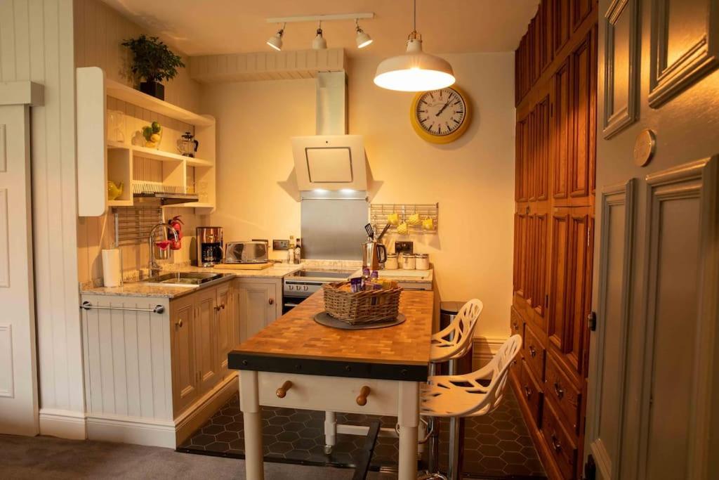 Luxury Ground Floor Flat, Uppermill, Saddleworth view 4