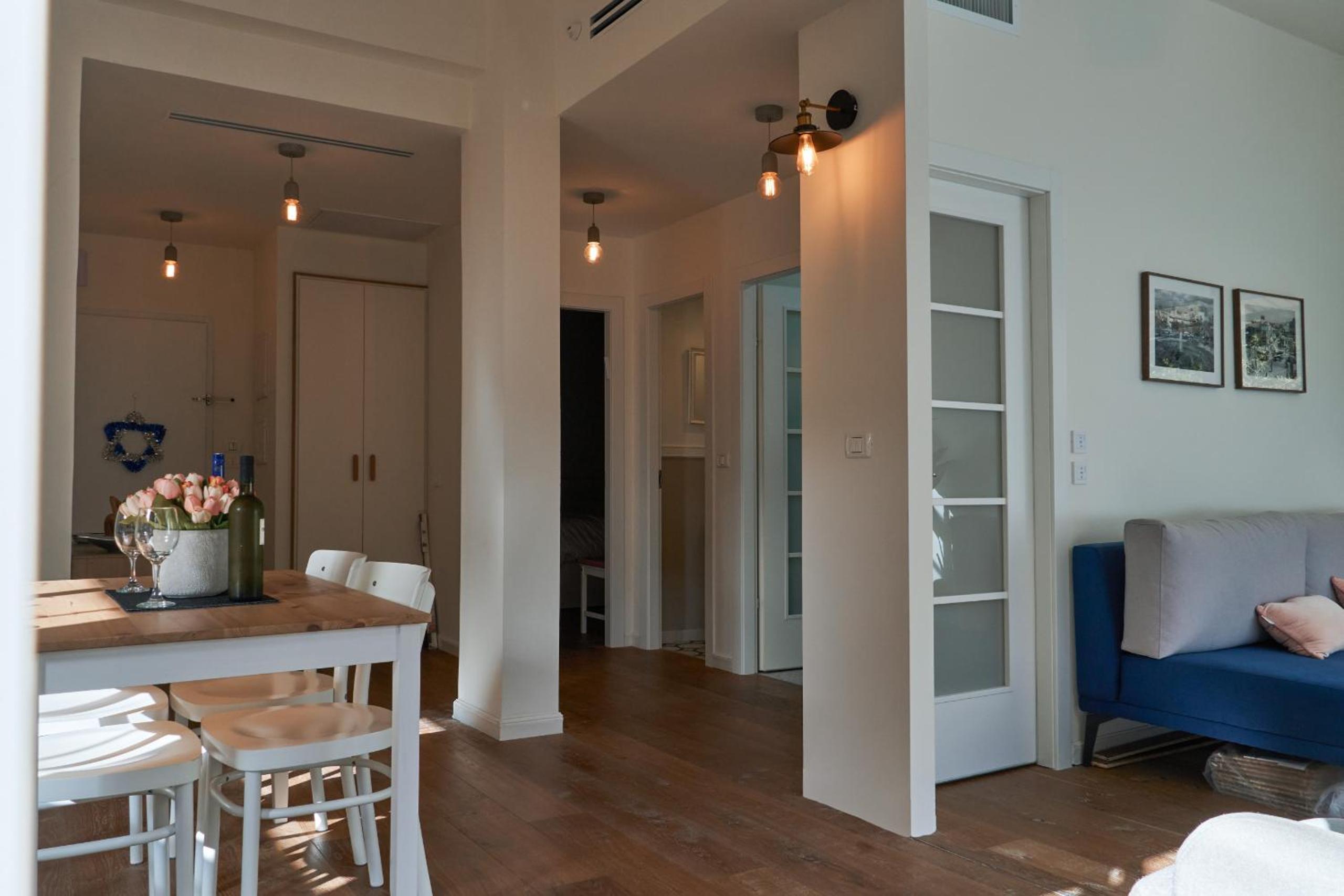 Refined Gordon Apartment With Balcony By Feelhome