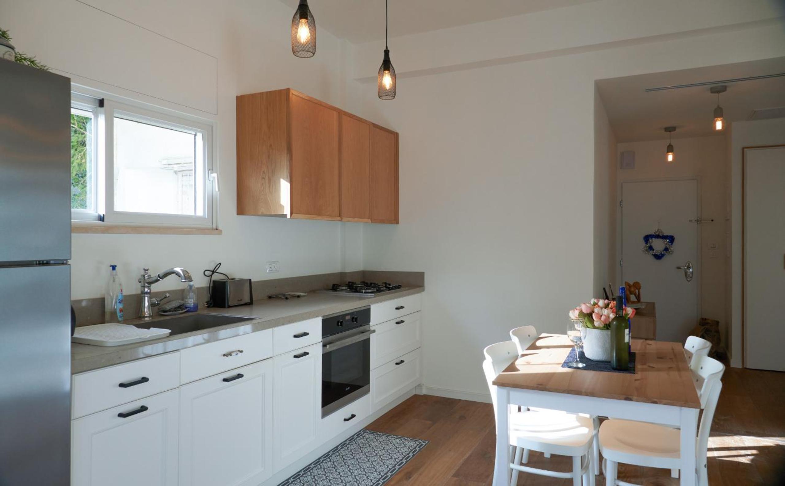 Refined Gordon Apartment With Balcony By Feelhome
