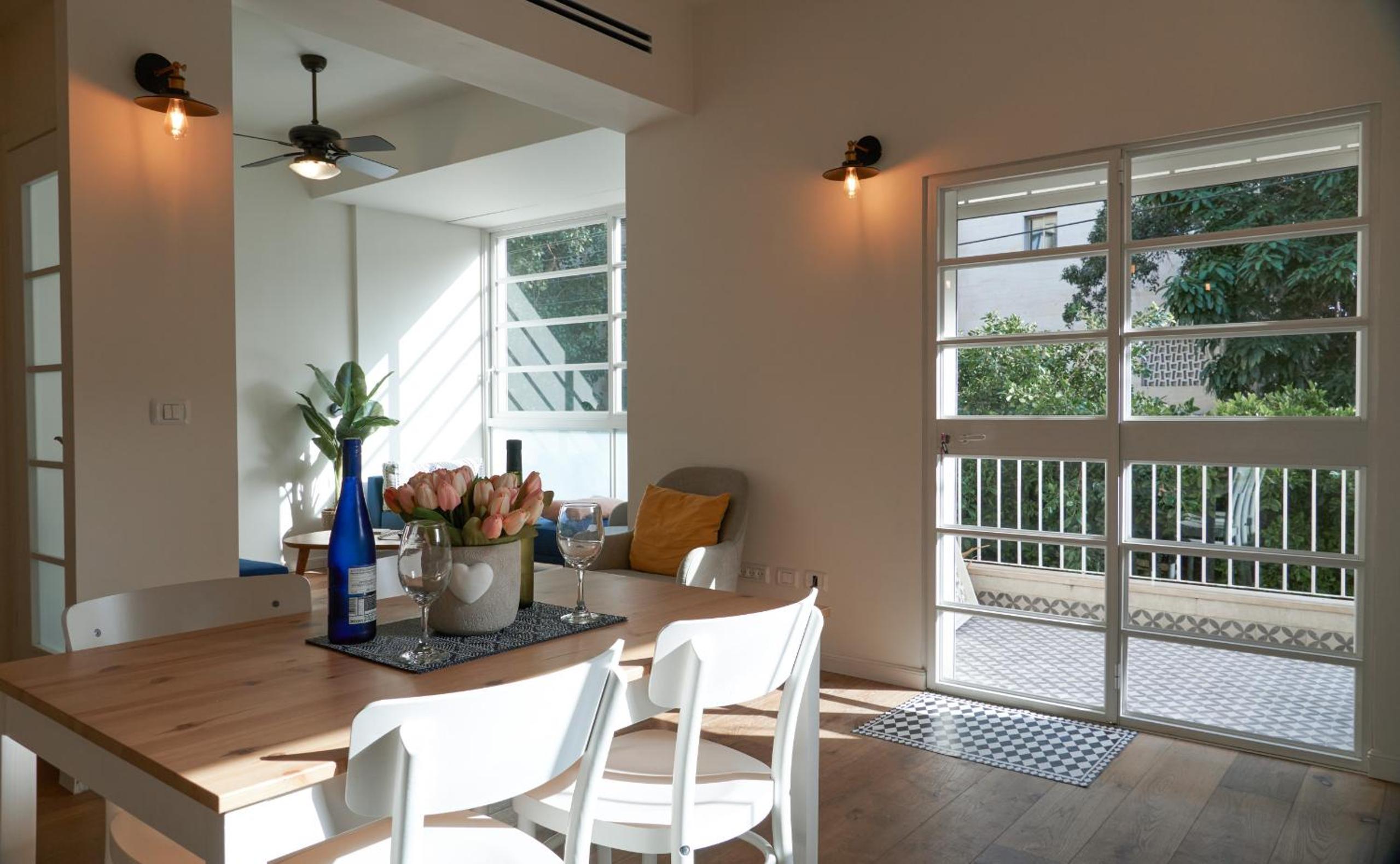 Refined Gordon Apartment With Balcony By Feelhome