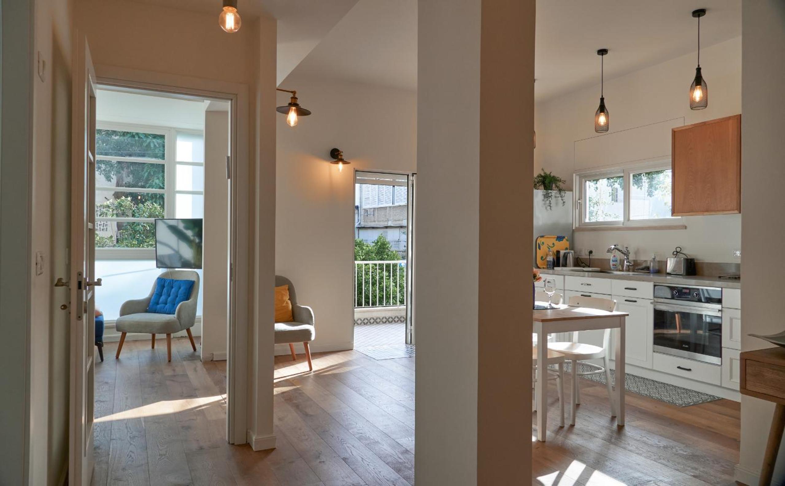 Refined Gordon Apartment With Balcony By Feelhome