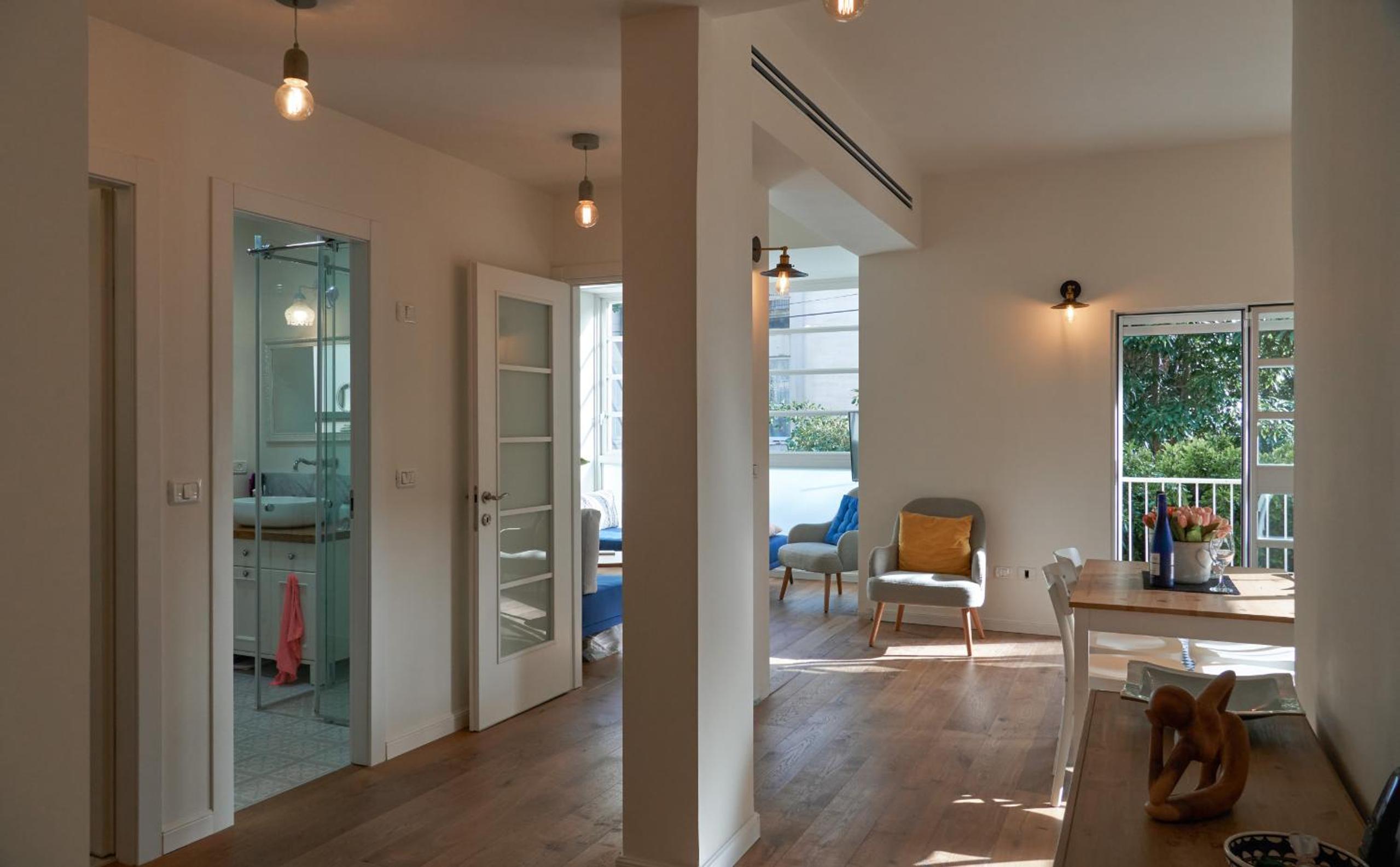 Refined Gordon Apartment With Balcony By Feelhome