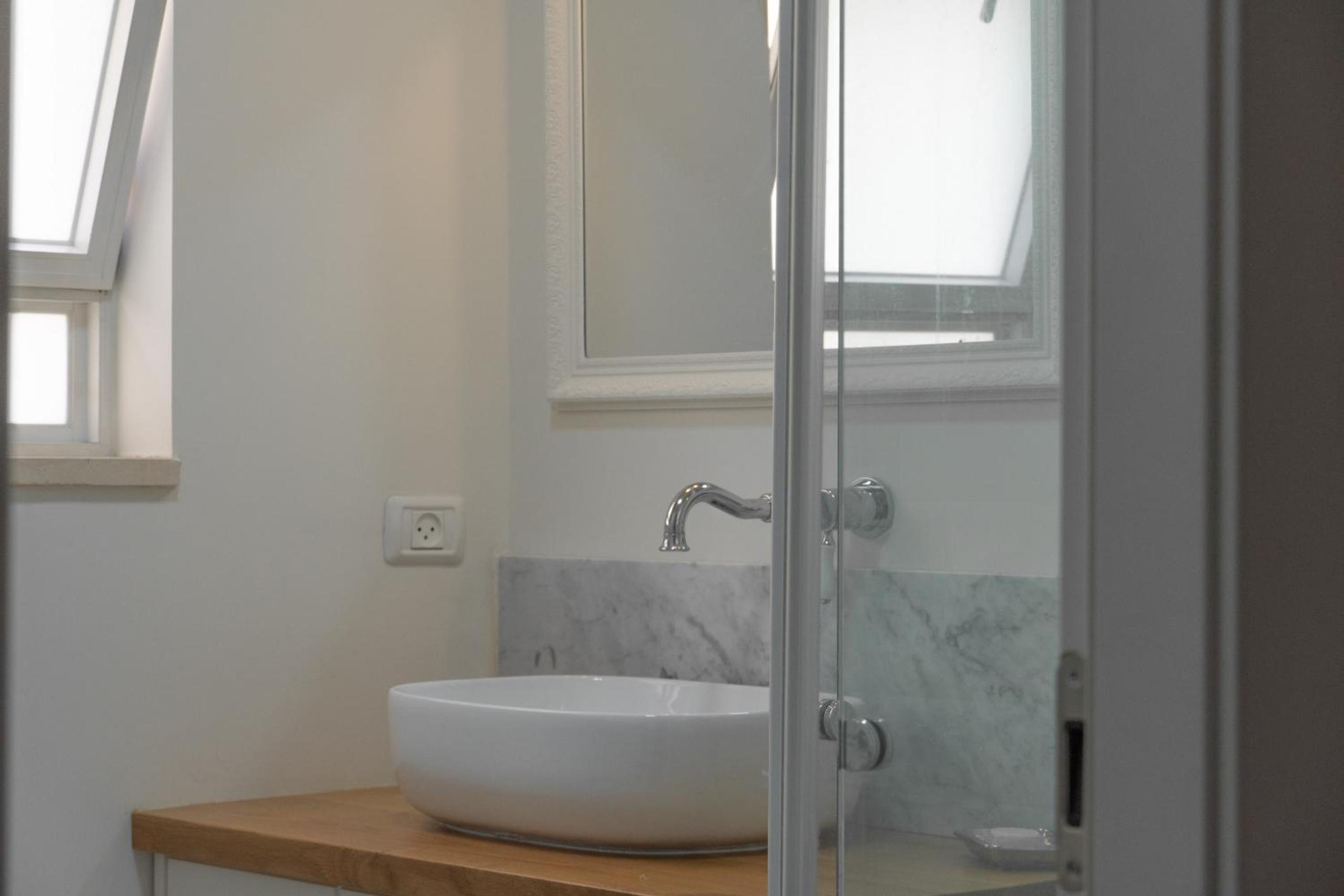 Refined Gordon Apartment With Balcony By Feelhome