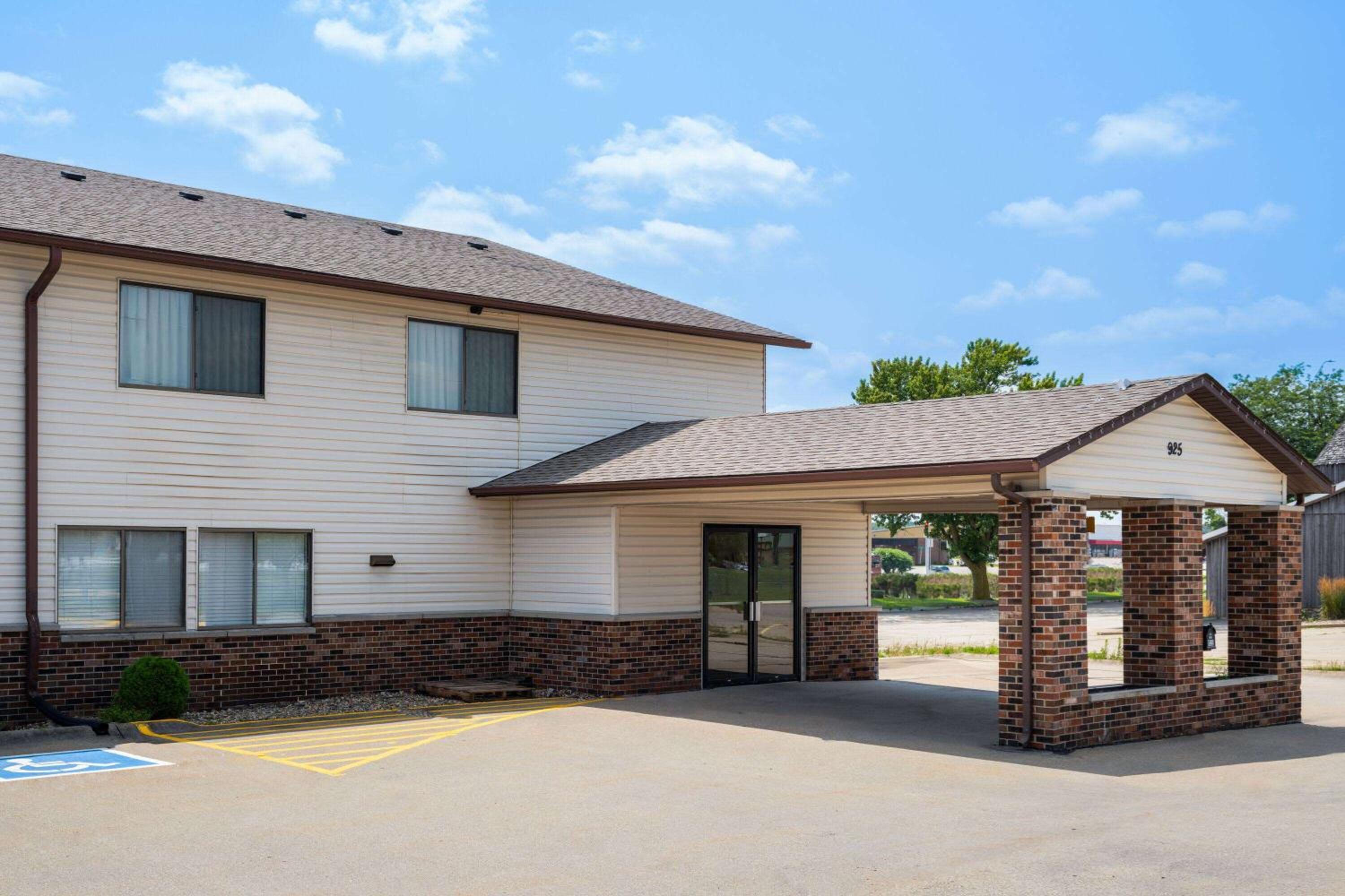 Super 8 by Wyndham Dyersville view 2