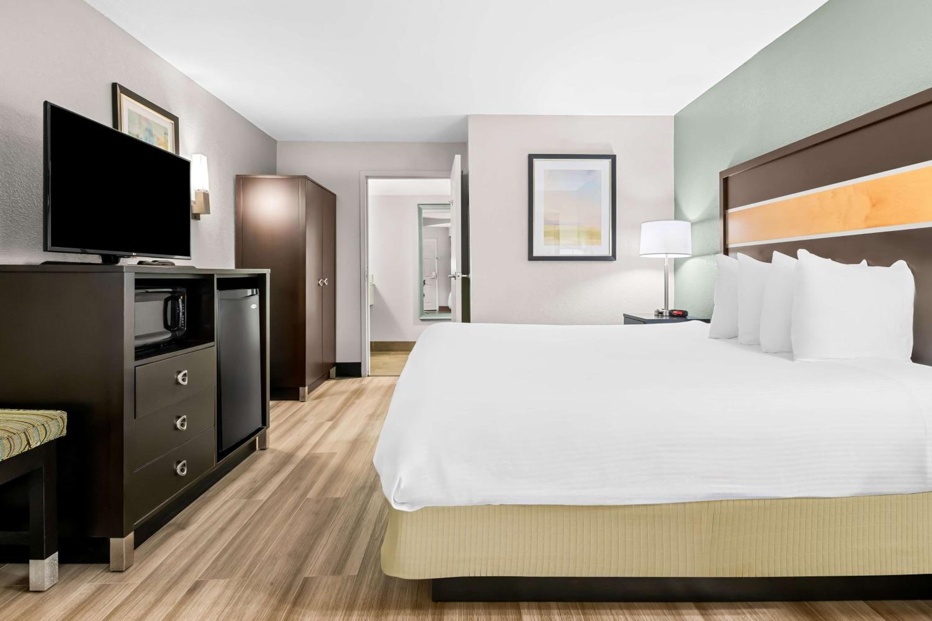 Columbus Vacations - Best Western Executive Suites - Property Image 35