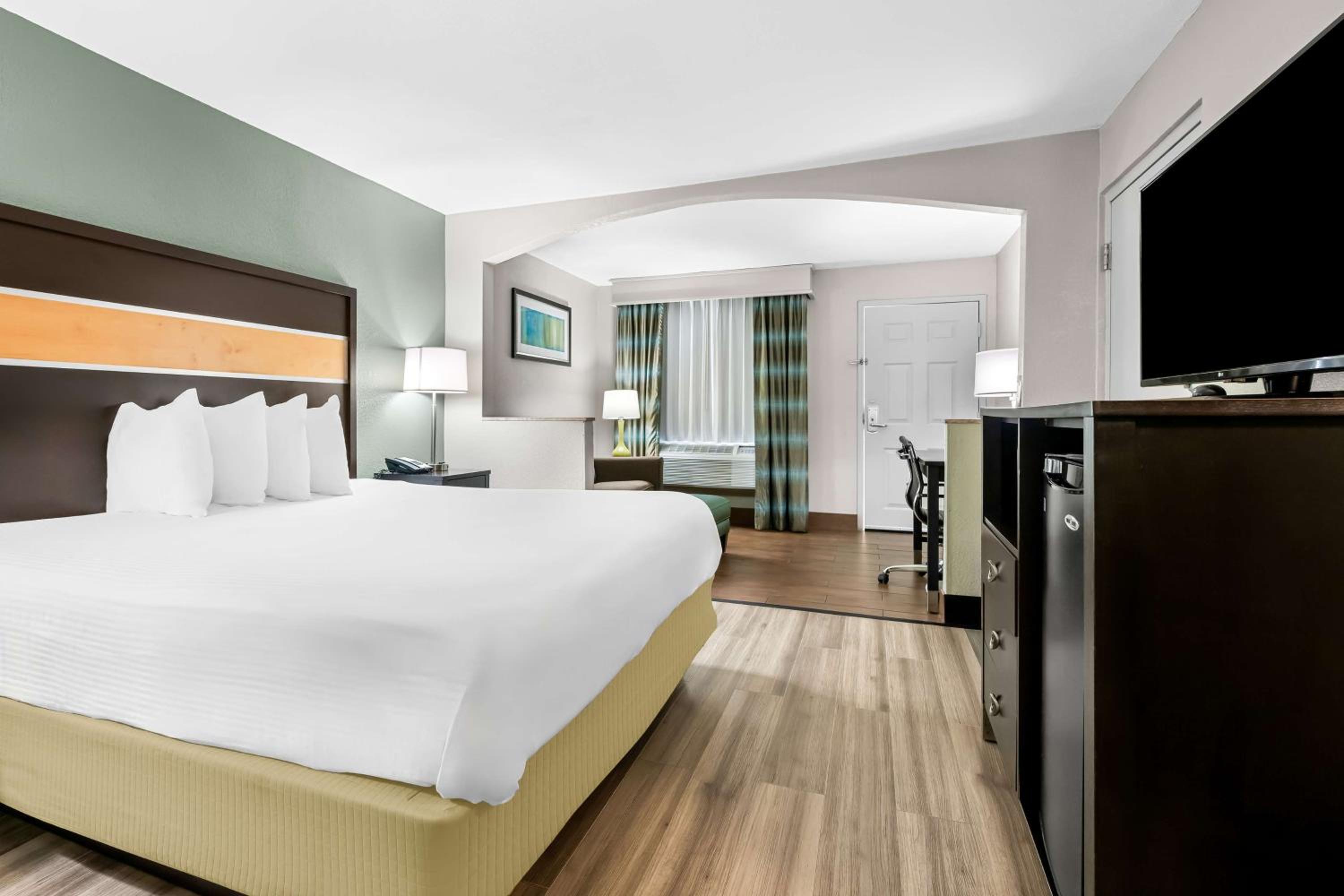 Columbus Vacations - Best Western Executive Suites - Property Image 10