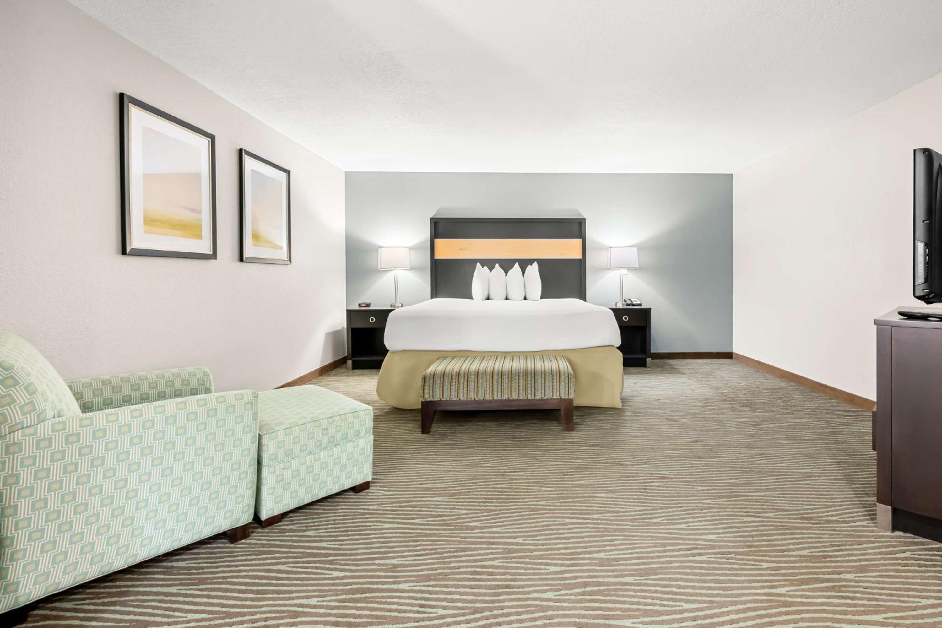 Columbus Vacations - Best Western Executive Suites - Property Image 2