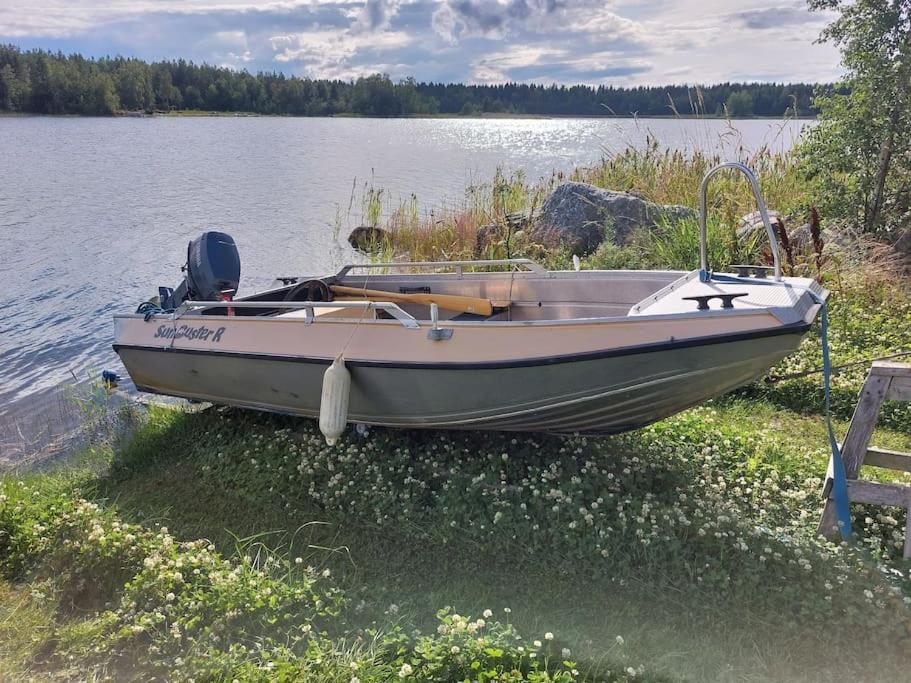 Modernia majoitusta luonnon keskellä