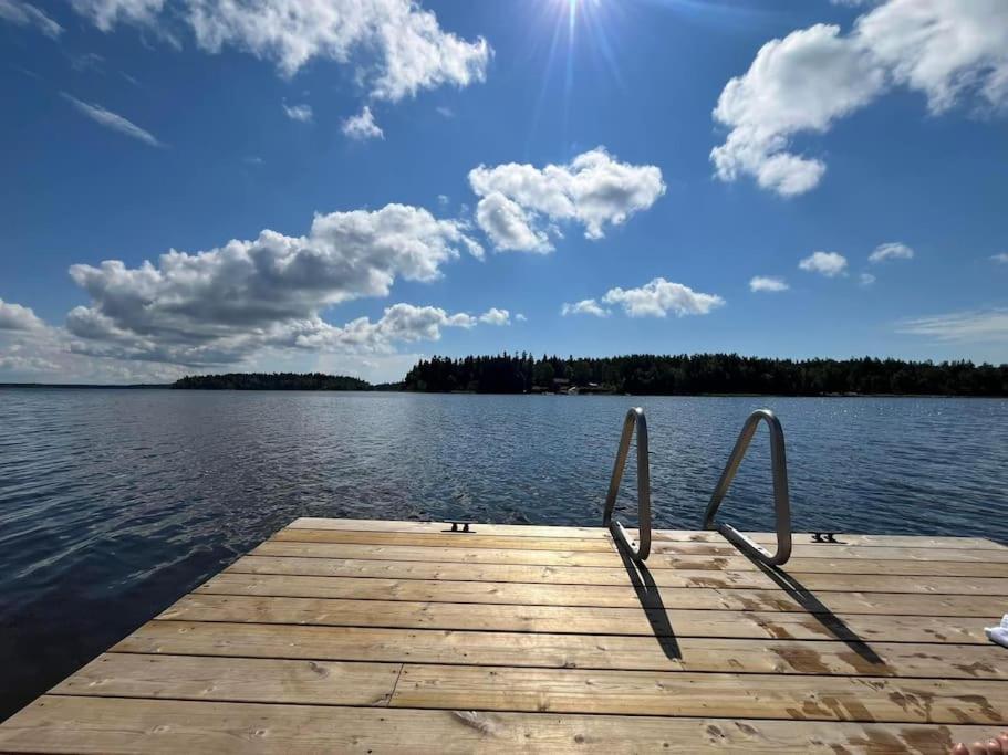 Modernia majoitusta luonnon keskellä
