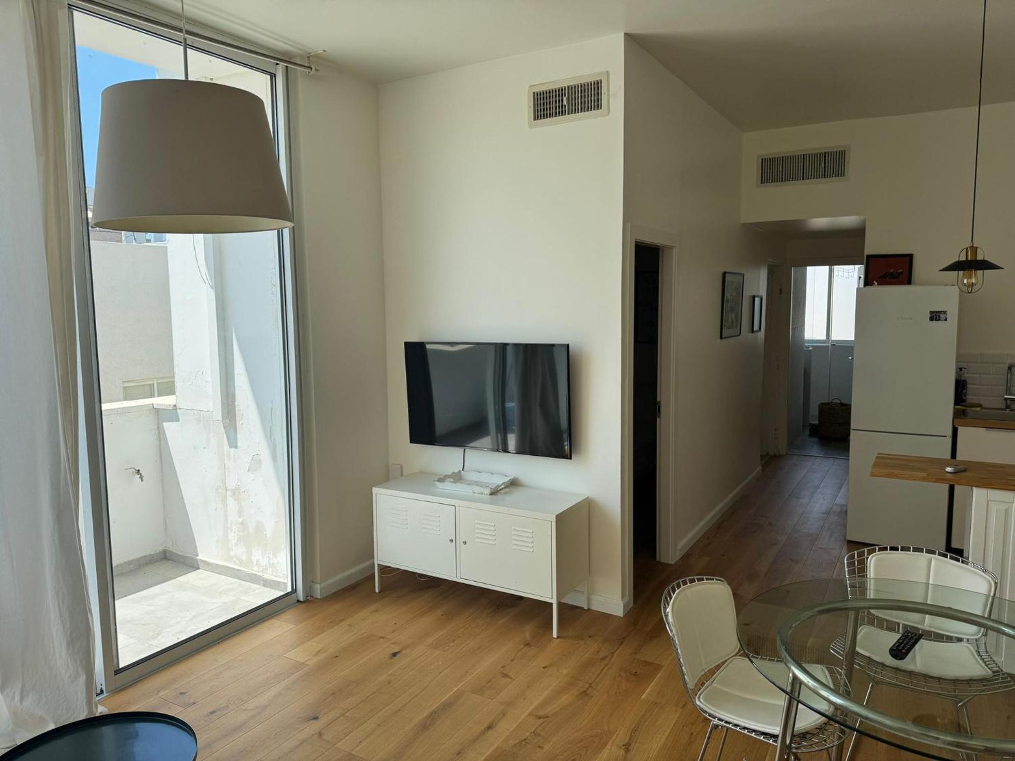 Lovely 2Br With Balcony At Gordon Beach view 5