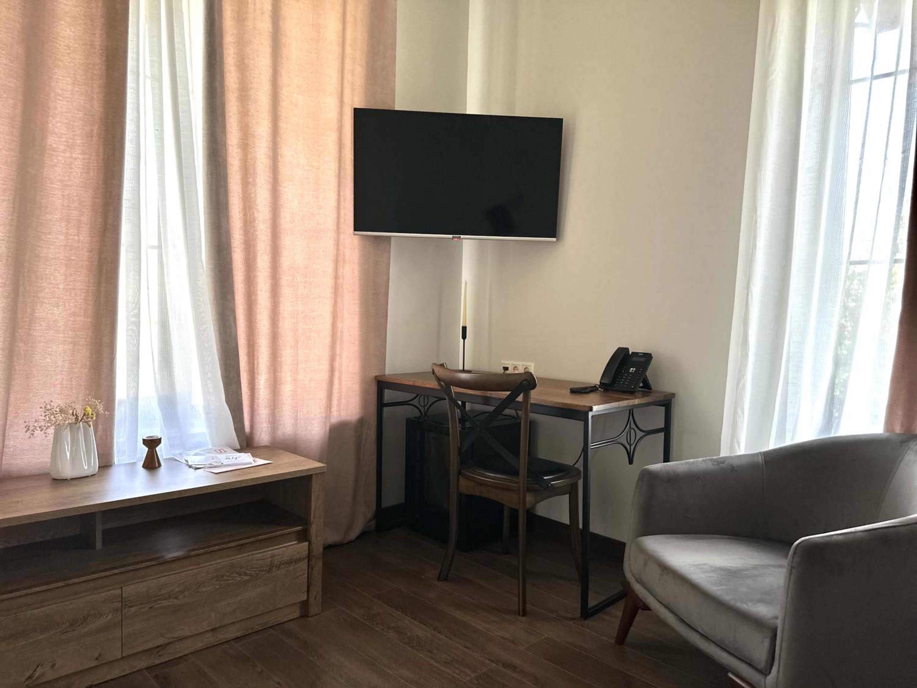 REDROOF Goris Boutique Hotel
