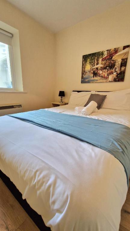 Athlone Vacations - Five Bedroom Apartment Athlone - Property Image 3