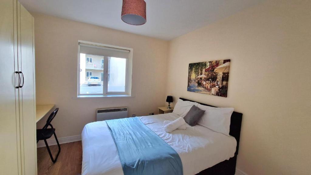 Athlone Vacations - Five Bedroom Apartment Athlone - Property Image 2