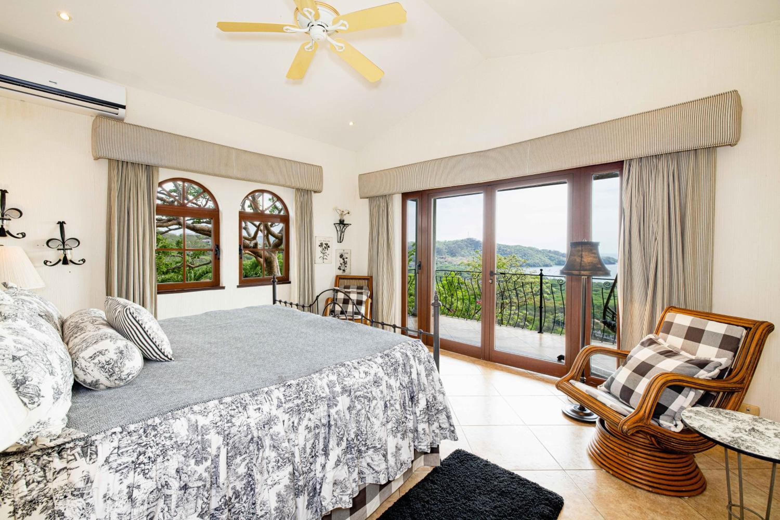 Dos Vistas 5BR View Villa Hermosa 10 Guests