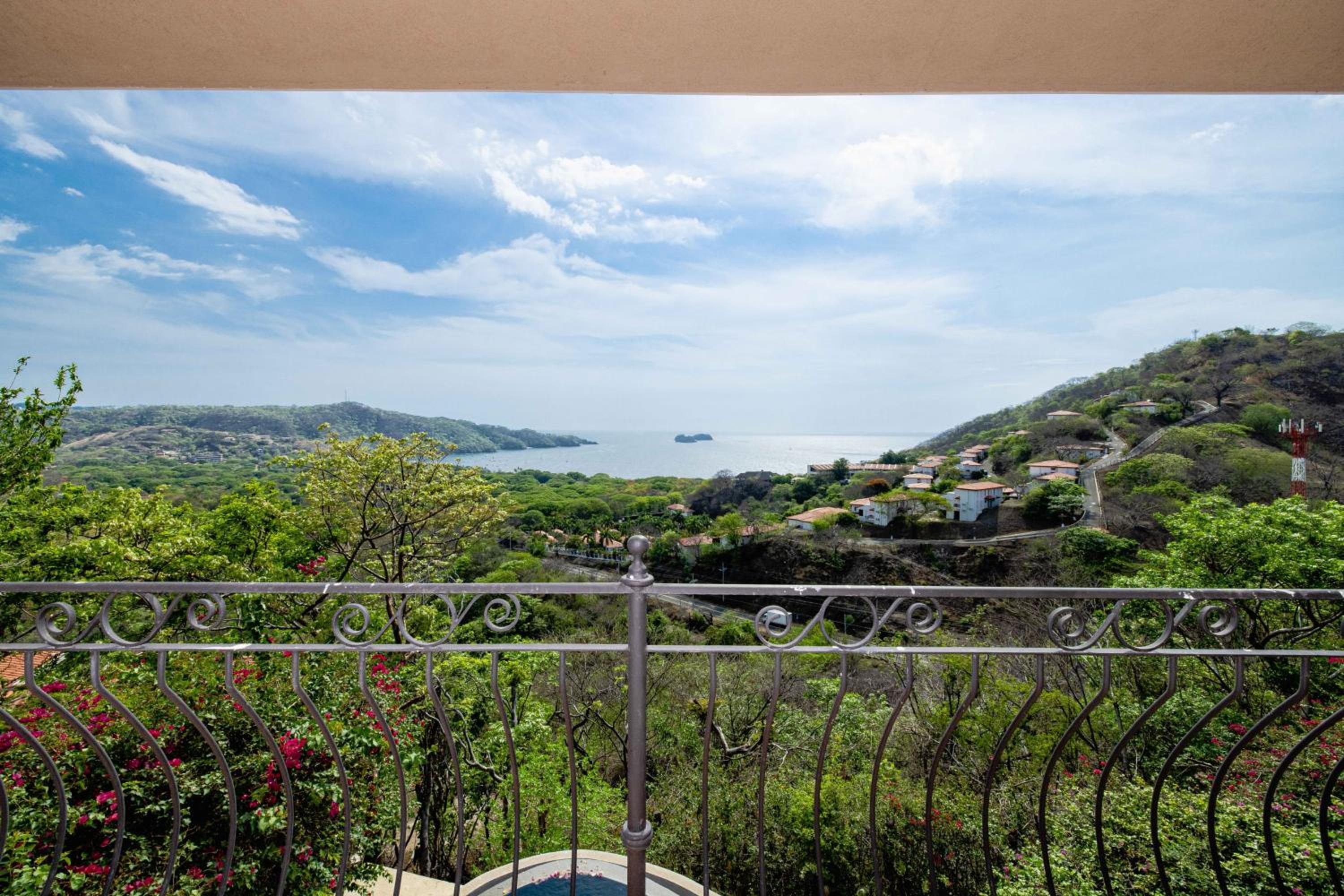 Dos Vistas 5BR View Villa Hermosa 10 Guests