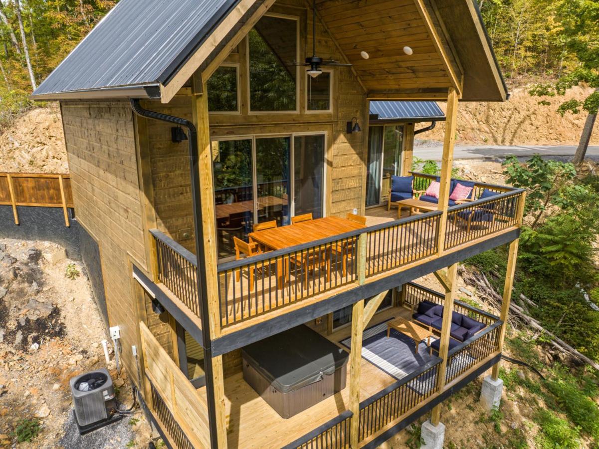 Bobber Bungalow Lake View Hot Tub Arcade Games